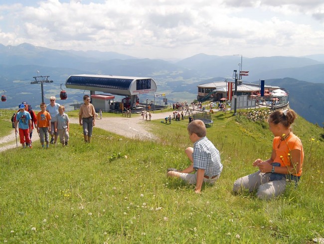 Seilbahnwandern bei Sommerliftbetrieb in der ©  Ferienregion Lungau